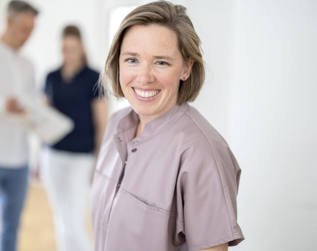 Frau Dr. Beckmann lächelt in die Kamera