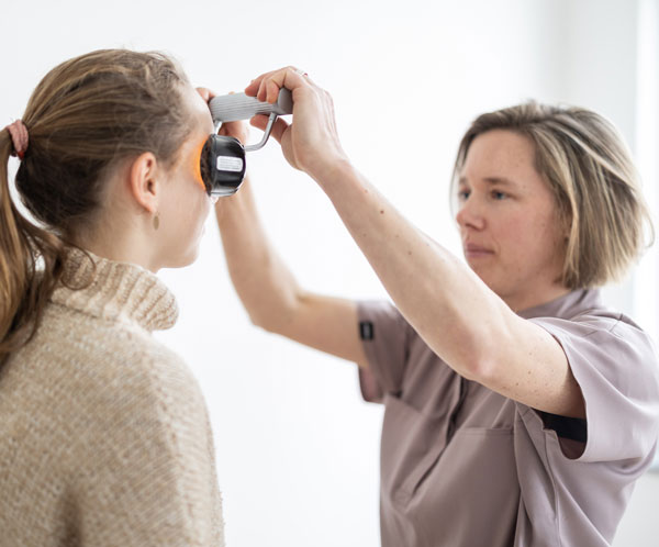 Frau Dr. Beckmann untersucht eine Patientin