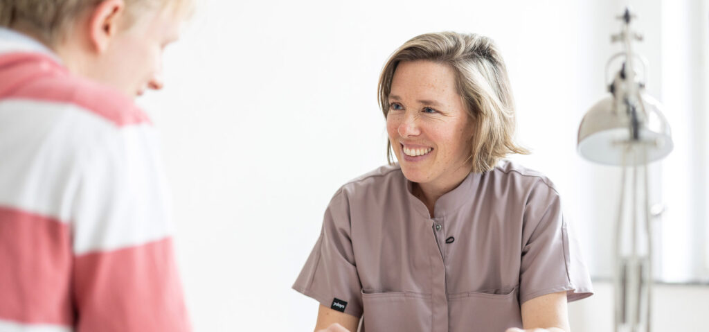 Frau Dr. Beckmann in einem Gespräch mit einem Patienten